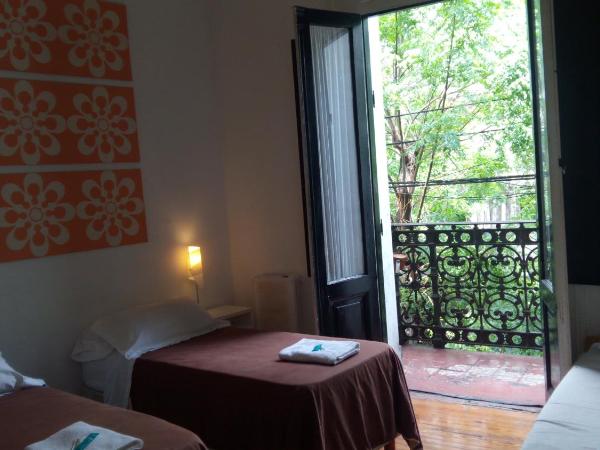 06 Soho Suites : photo 6 de la chambre chambre triple avec salle de bains privative