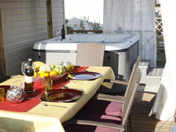 Mobile Homes Relax Park Umag : photo 3 de la chambre mobile home 2 chambres avec bain à remous