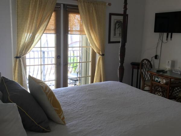 Courtyard Villa Hotel : photo 2 de la chambre chambre lit queen-size avec balcon