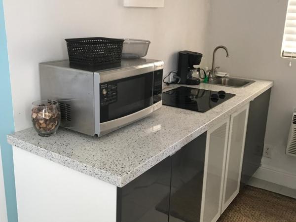 Courtyard Villa Hotel : photo 6 de la chambre chambre lit queen-size - vue sur mer