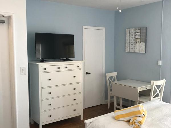 Courtyard Villa Hotel : photo 2 de la chambre chambre lit queen-size