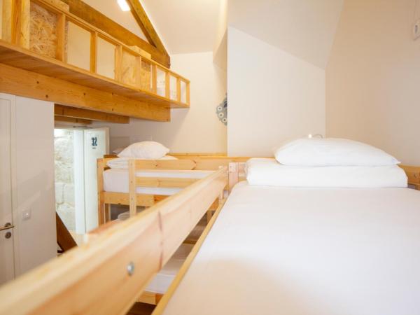 Happy Porto Hostel & Apartments : photo 4 de la chambre lit dans dortoir pour femmes de 8 lits avec salle de bains privative