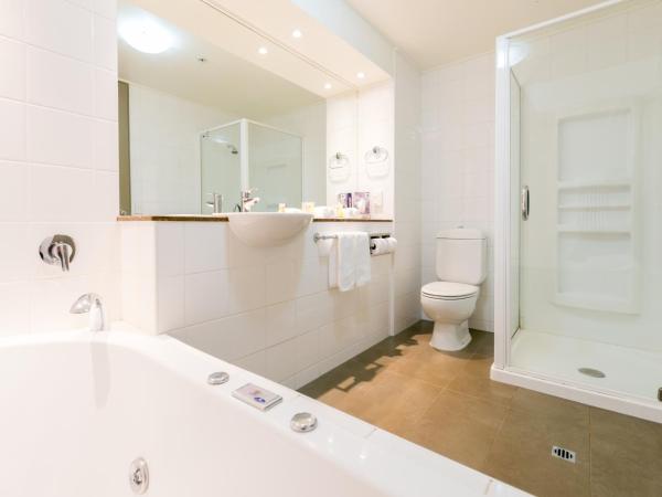 Copthorne Hotel & Resort Lakefront Queenstown : photo 9 de la chambre suite junior avec balcon - vue sur lac