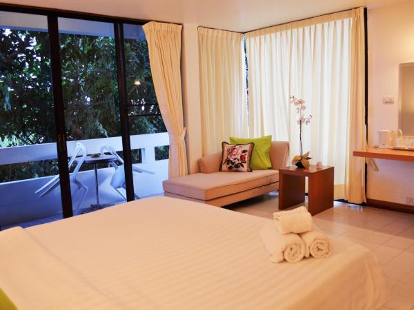 Nern Chalet Beachfront Hotel : photo 4 de la chambre chambre deluxe avec balcon