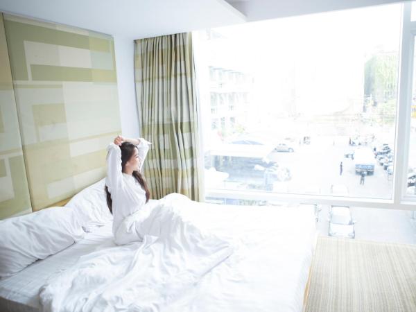 Le Fenix Sukhumvit 11 Bangkok : photo 6 de la chambre chambre double de luxe avec grande fenêtre