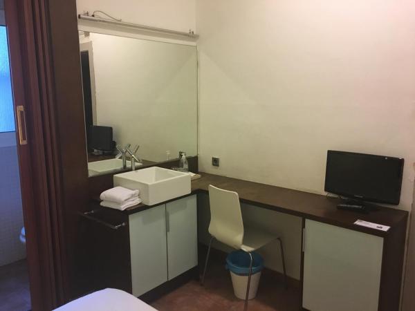 Hostal Eixample : photo 7 de la chambre chambre double intérieure avec salle de bains privative 
