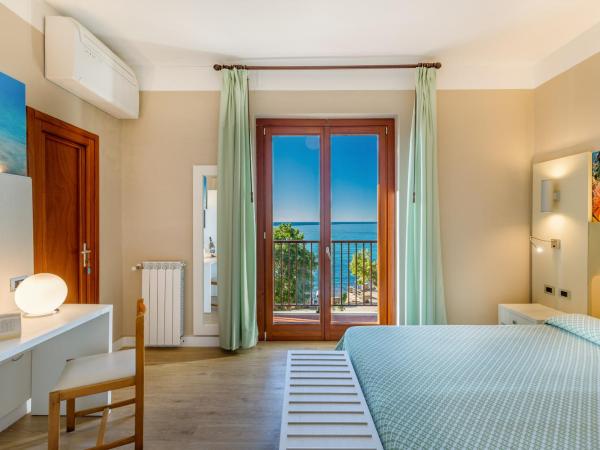 Hotel El Balear : photo 10 de la chambre chambre triple supérieure - vue sur mer