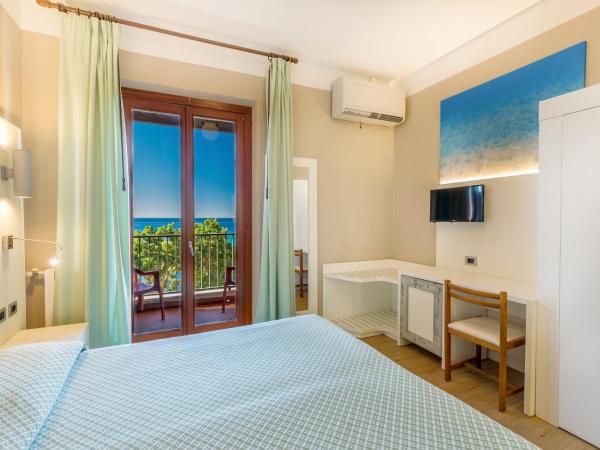 Hotel El Balear : photo 8 de la chambre chambre triple supérieure - vue sur mer