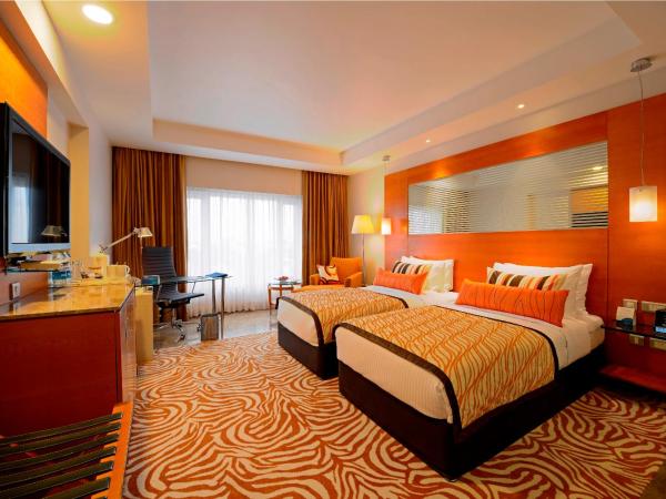 Radisson Blu Hotel Ahmedabad : photo 8 de la chambre superior room with king or twin bed 15% discount on food & beverage & spa						