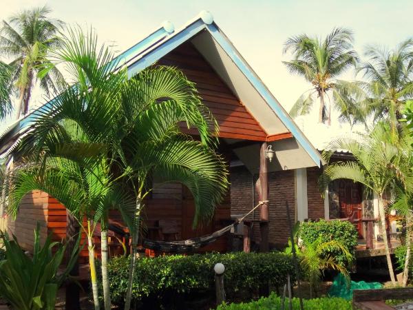 Lanta New Coconut Bungalow : photo 1 de la chambre bungalow avec terrasse