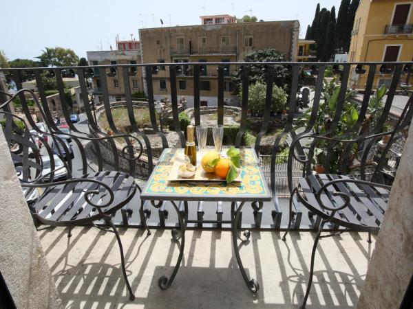 I Due Grifoni Studio Flat : photo 1 de la chambre suite avec balcon