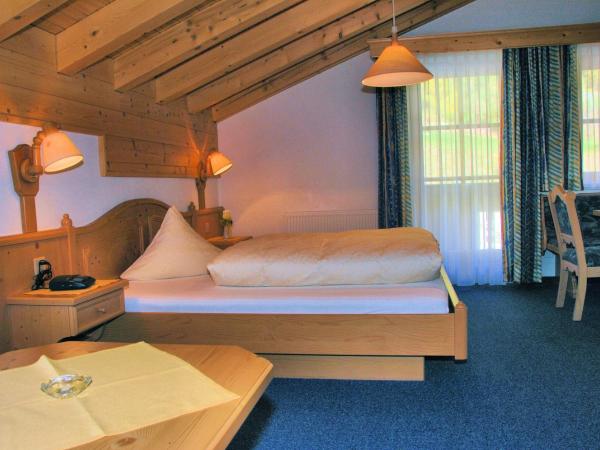 Hotel Camona & Apart Walserhof : photo 1 de la chambre chambre double en annexe - vue sur montagne