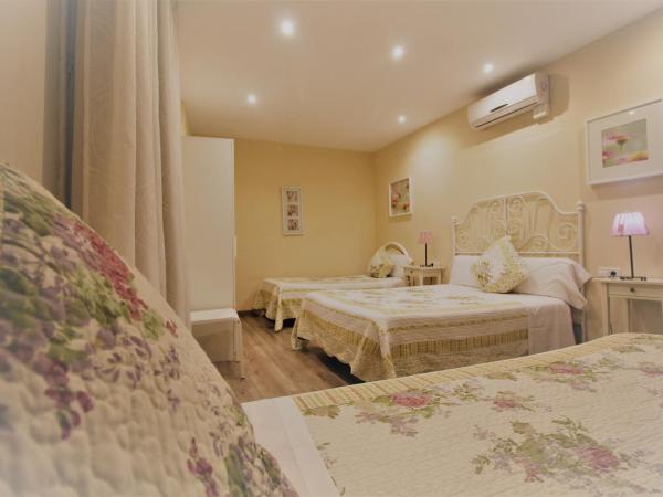 Hostal Orleans : photo 2 de la chambre chambre familiale avec salle de bains privative