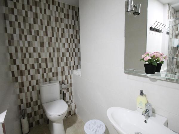 Hostal Orleans : photo 6 de la chambre chambre familiale avec salle de bains privative