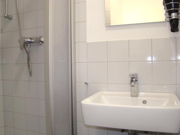 BNB near Brandenburg Gate - Rooms & Apartments : photo 1 de la chambre chambre quadruple avec salle de bains commune