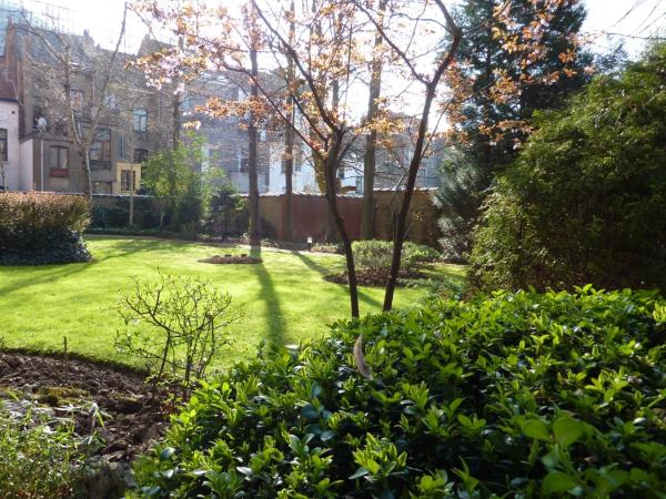 First Euroflat Hotel : photo 10 de la chambre chambre lit king-size - vue sur jardin