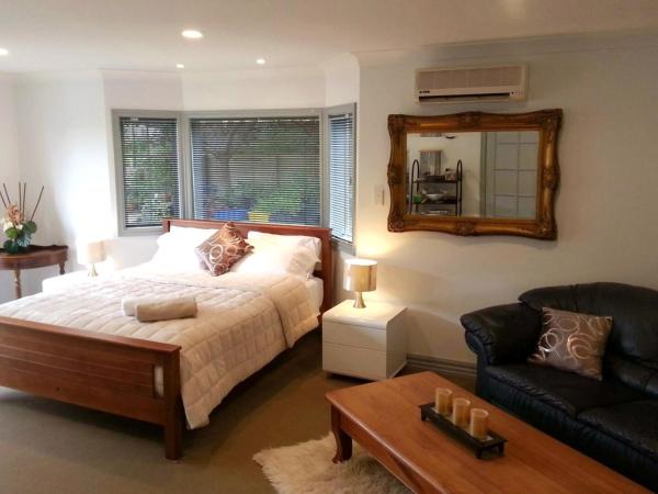 Lush & Co Auckland Bed & Breakfast : photo 4 de la chambre chambre lit king-size de luxe avec accès à la cour