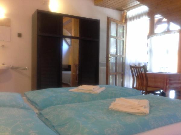 Oleander B&B : photo 9 de la chambre chambre quadruple avec salle de bains commune 
