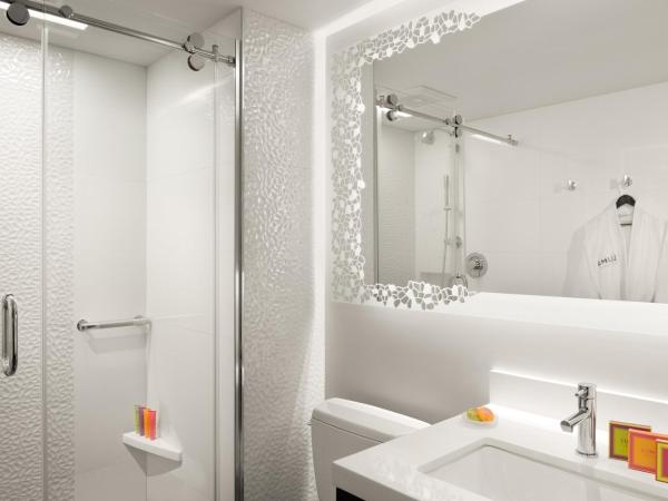 LUMA Hotel - Times Square : photo 6 de la chambre studio lit king-size métro avec canapé-lit