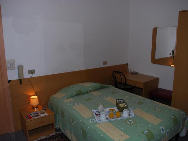 Hotel Major : photo 1 de la chambre chambre simple standard avec salle de bains commune