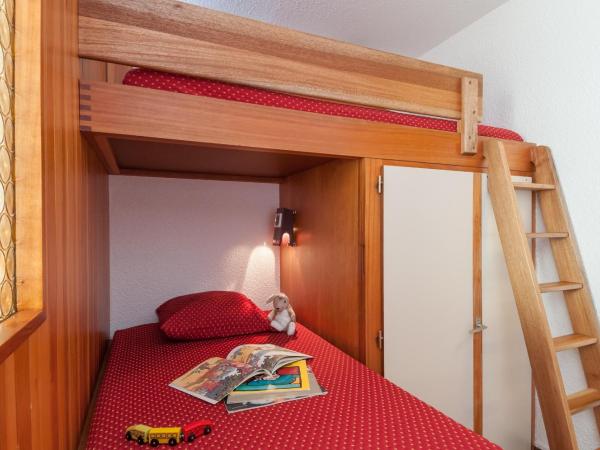 Résidence Pierre & Vacances Les Bleuets : photo 6 de la chambre studio avec couchage en alcôve (4 personnes) - côté sud