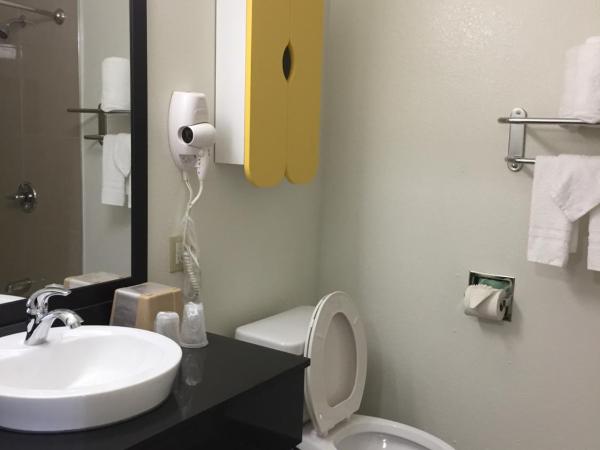 Studio 6-Dallas, TX : photo 10 de la chambre chambre lit queen-size deluxe - fumeurs