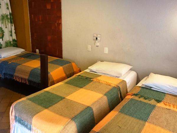 Laranjeiras Hostel : photo 3 de la chambre chambre triple avec salle de bains privative