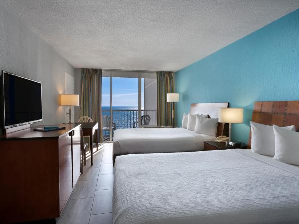 Crown Reef Beach Resort and Waterpark : photo 1 de la chambre hébergement lit queen-size avec coin cuisine - côté océan 