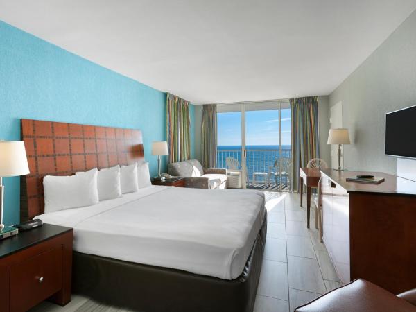 Crown Reef Beach Resort and Waterpark : photo 1 de la chambre hébergement lit king-size et coin cuisine - côté océan