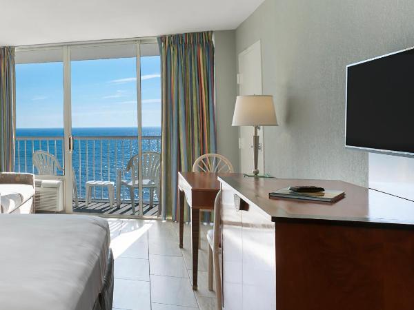 Crown Reef Beach Resort and Waterpark : photo 2 de la chambre hébergement lit king-size et coin cuisine - côté océan