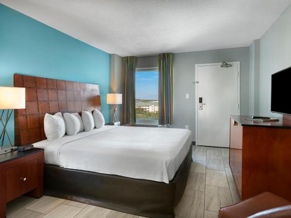Crown Reef Beach Resort and Waterpark : photo 2 de la chambre suite lit king-size avec baignoire spa - bord de mer