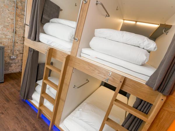 CoDE Co-Living - The LoFT - Edinburgh : photo 3 de la chambre capsule dans dortoir mixte de 3 lits