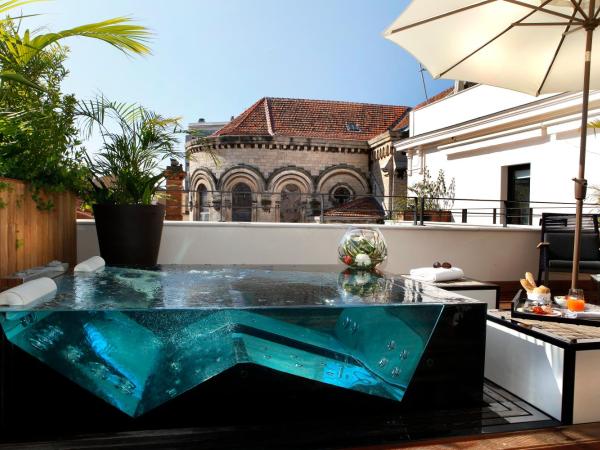 Five Seas Hotel Cannes, a Member of Design Hotels : photo 2 de la chambre suite avec terrasse privative et bain à remous