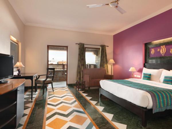 Ramada Udaipur Resort & Spa : photo 3 de la chambre super deluxe room with private sitting area, garden and city views  (avail 10% discount on f&b service, laundry, & spa)