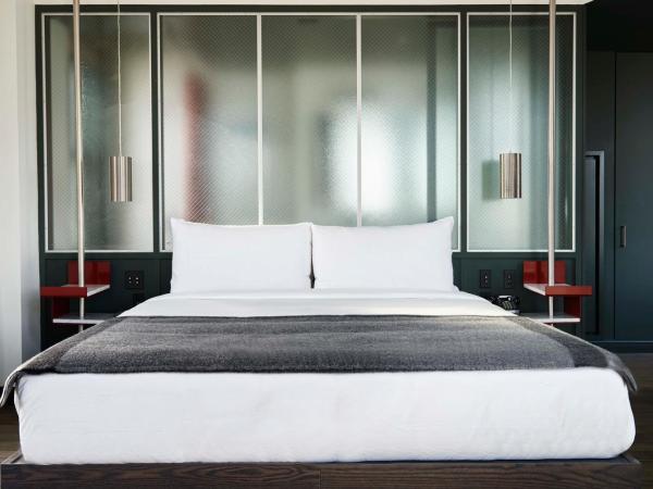 The Robey, Chicago, a Member of Design Hotels : photo 9 de la chambre suite lit king-size