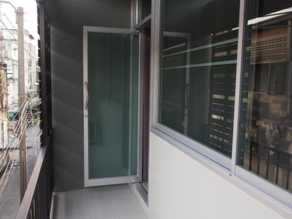 Sriyanar Place : photo 2 de la chambre chambre lits jumeaux avec balcon
