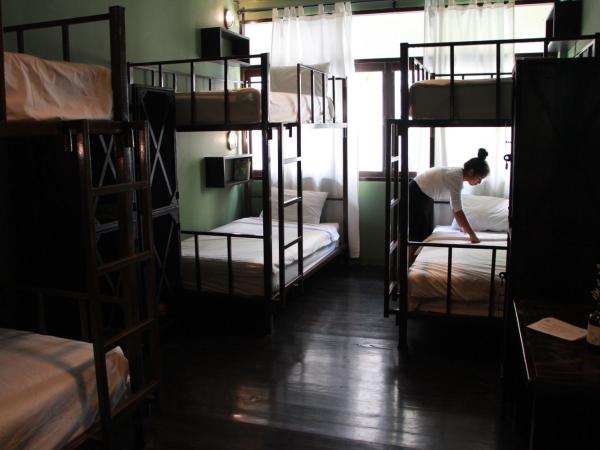 Niras Bankoc Hostel : photo 3 de la chambre lit dans dortoir mixte de 6 lits - salle de bains commune