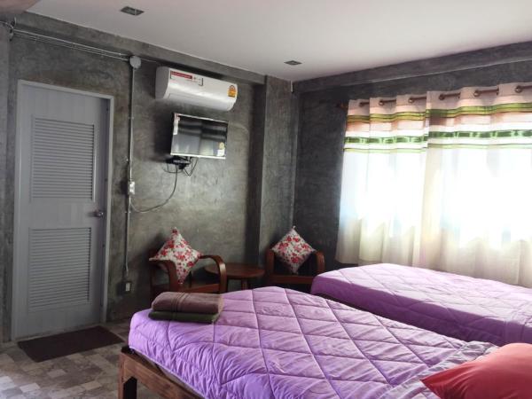 Chiangmai HomeTeL : photo 8 de la chambre chambre lits jumeaux avec salle de bains privative