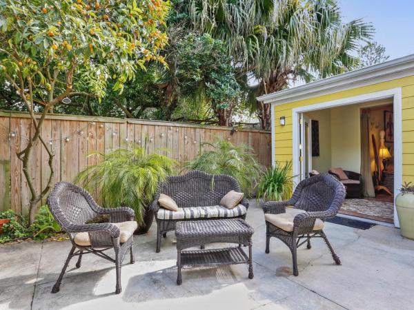 Auld Sweet Olive Bed and Breakfast : photo 6 de la chambre suite lit king-size avec baignoire spa