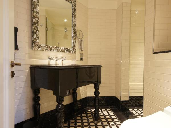 The LaLit London : photo 8 de la chambre hébergement salle de classe confortable