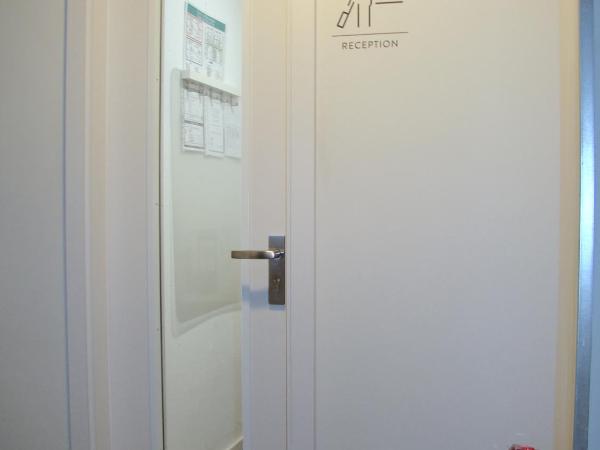 BNB Potsdamer Platz - Rooms & Apartments : photo 8 de la chambre chambre double standard avec salle de bains commune