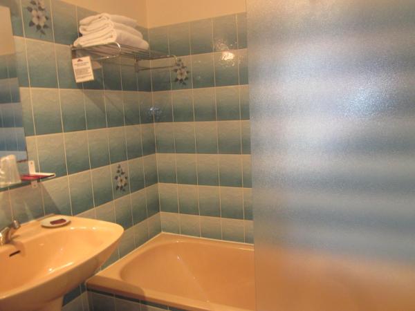 Hotel La Chaumière : photo 4 de la chambre chambre triple supérieure