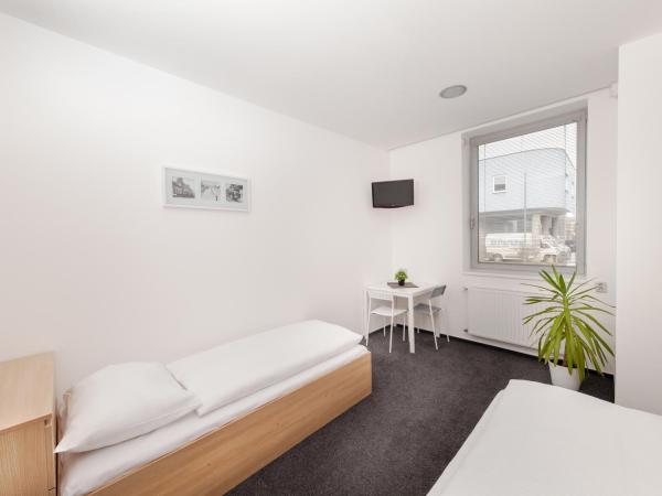 Hotel & Hostel Letov : photo 1 de la chambre chambre lits jumeaux confort avec salle de bains privative