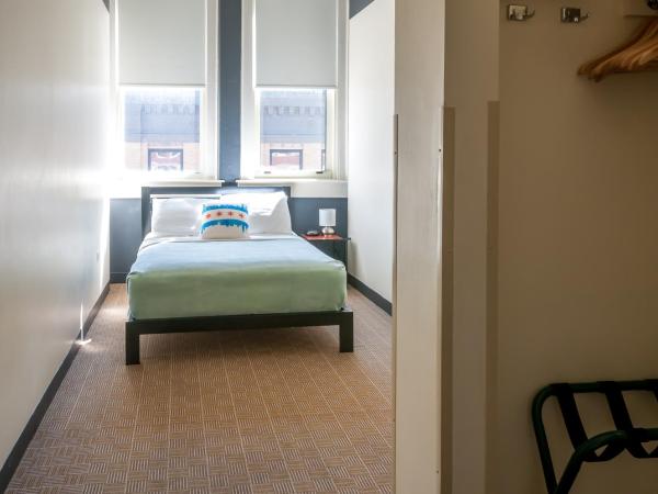 HI Chicago Hostel : photo 8 de la chambre hébergement avec lit double