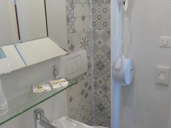 Hôtel Marignan : photo 2 de la chambre chambre triple avec douche et toilettes privatives