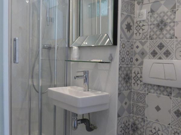 Hôtel Marignan : photo 4 de la chambre chambre triple avec douche et toilettes privatives
