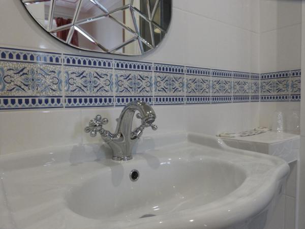 Hôtel Marignan : photo 6 de la chambre chambre triple avec douche et toilettes privatives