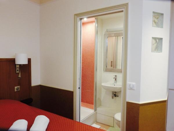 Hôtel Marignan : photo 7 de la chambre chambre simple avec douche et toilettes