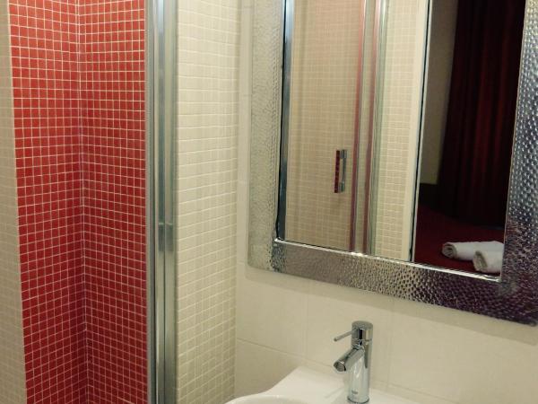 Hôtel Marignan : photo 8 de la chambre chambre simple avec douche et toilettes