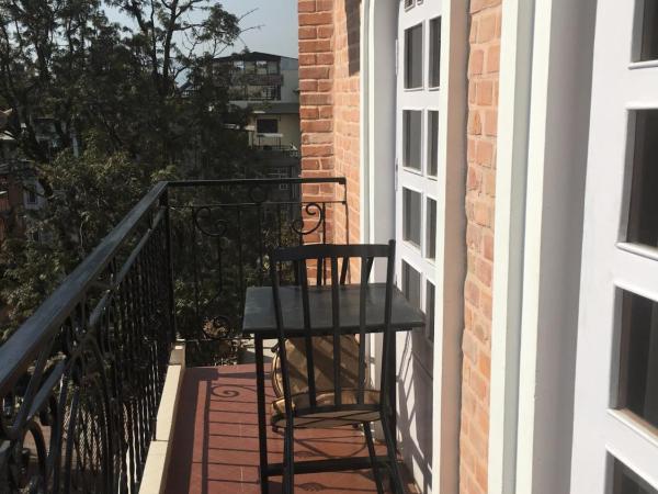 DOM Himalaya Hotel : photo 4 de la chambre family room with balcony - free airport pickup